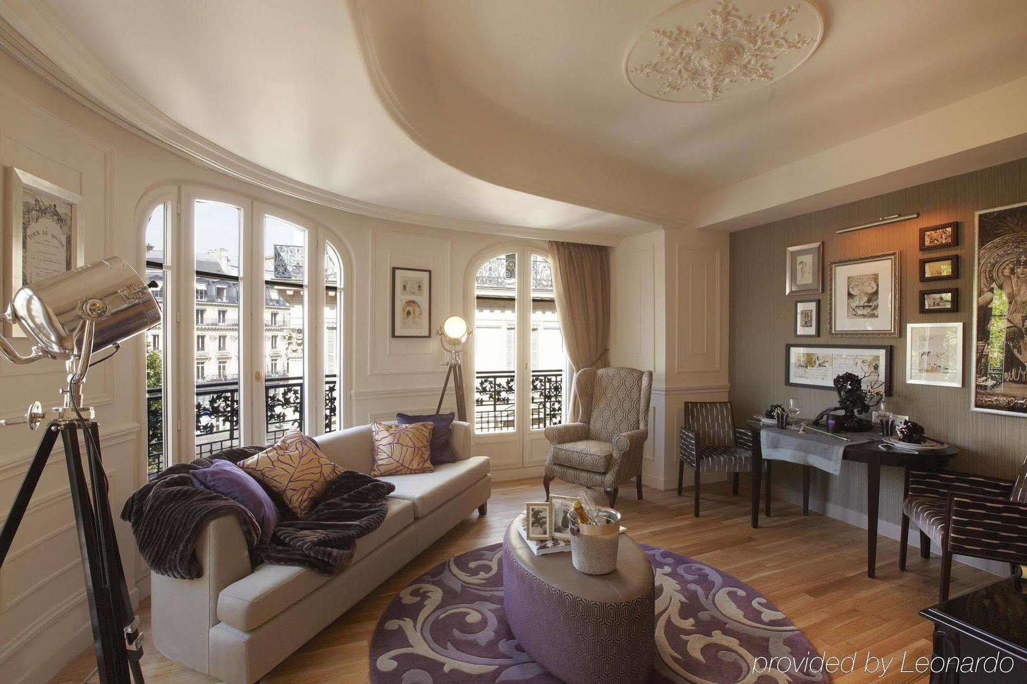 La Clef Louvre By The Crest Collection Parijs